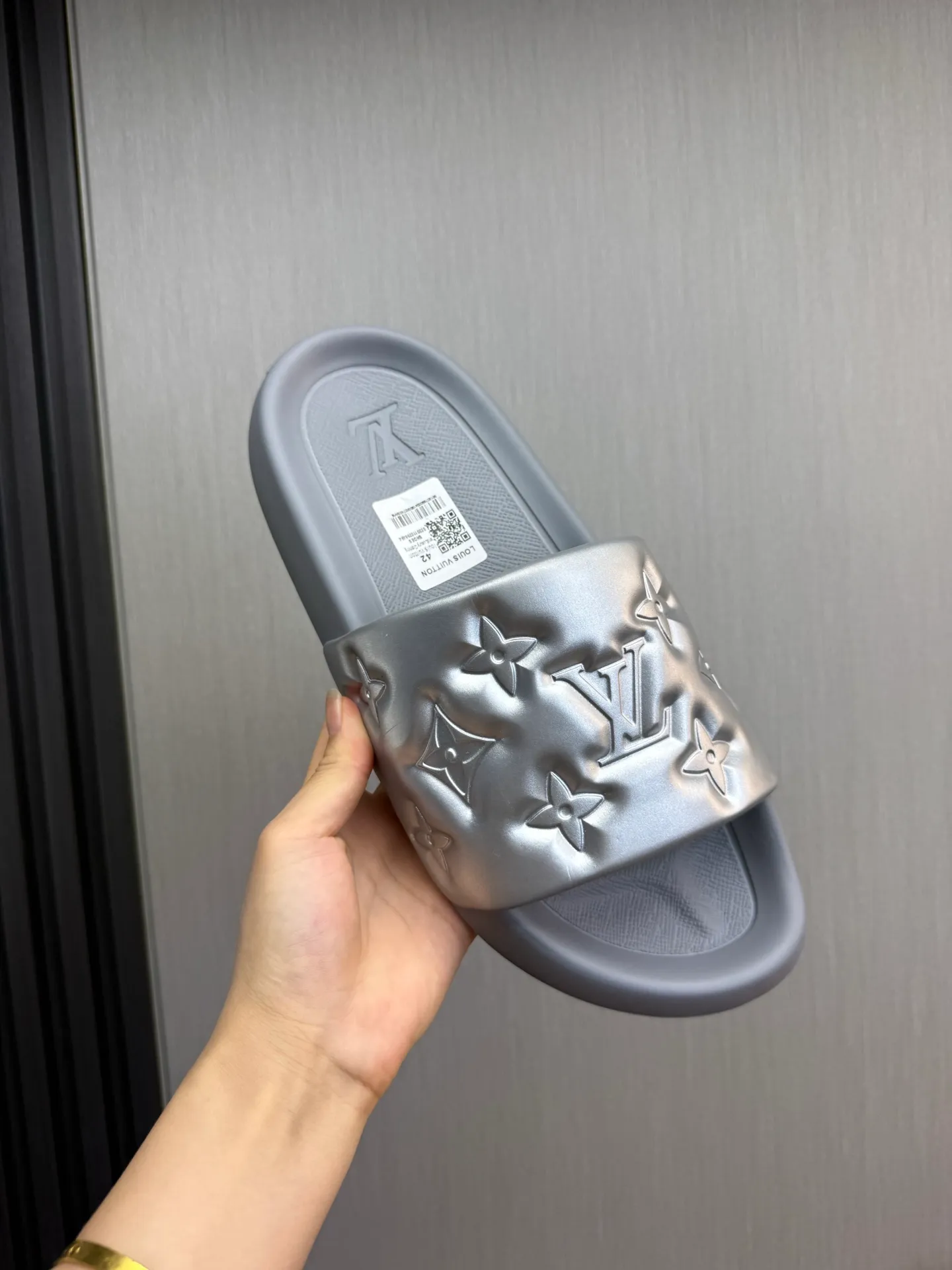 Men's shoes 💰280💰 ▪️LV's popular Little Red Book popular slippers hot sale: 1 shipment✅ Super textured and comfortable slippers, original TPU outsole. Authentic counter box drawer box packaging 🎁Size 38-45
